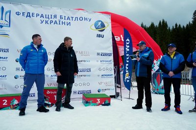 Олександра Біланенка та Сергія Сєднєва нагороджують срібними медалями за ЧС-2011 Олександра Біланенка та Сергія Сєднєва нагороджують срібними медалями за ЧС-2011