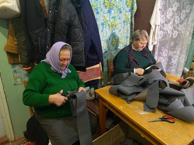 Відправлять бригаді спецпризначення "Азов": на Вінниччині волонтерки плетуть маскувальні сітки для оборонців