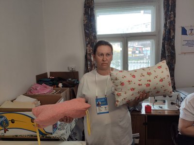 Тетяна Амірзянова, ВПО, шиють подушки Тетяна Амірзянова, ВПО, шиють подушки