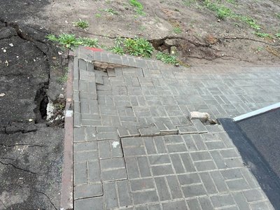 У Кривому Розі після зливи над двома підземними школами утворилися провалля. Чи усувають пошкодження У Кривому Розі після зливи над двома підземними школами утворилися провалля. Чи усувають пошкодження