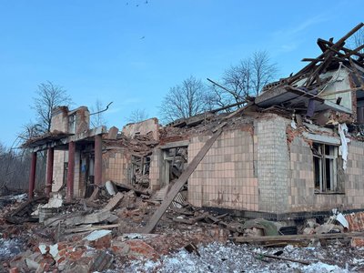 "Під завалами люди": у селі Усок на Сумщині загинули дві жінки після удару "шахедами" "Під завалами люди": у селі Усок на Сумщині загинули дві жінки після удару "шахедами"