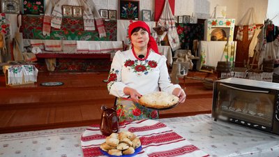 "Кулінарний спадок": як у поліському селі за родинним рецептом печуть коржі з чорницями "Кулінарний спадок": як у поліському селі за родинним рецептом печуть коржі з чорницями