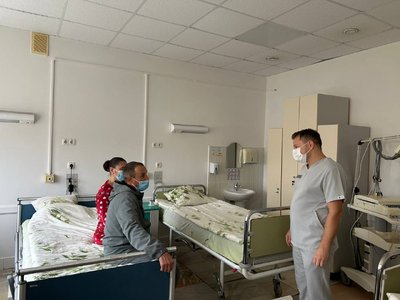 Дві родинні трансплантації нирок: пацієнтів виписали з лікарні у Житомирі