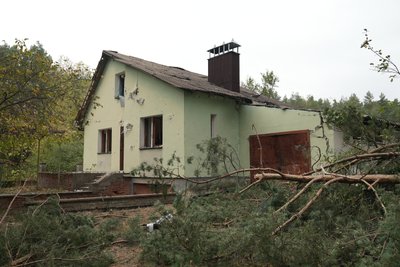 Власники пошкоджених будинків розповіли про обстріл Стецьківки на Сумщині Власники пошкоджених будинків розповіли про обстріл Стецьківки на Сумщині