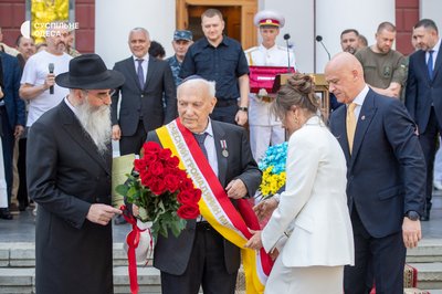 Одеса святкує День міста: урочисте підняття прапора та вручення почесних нагород Одеса святкує День міста: урочисте підняття прапора та вручення почесних нагород