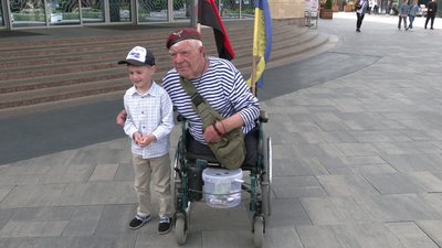 Волонтер дядя Гриша у Рівному фотографується із дитиною, яка задонатила гроші на ЗСУ Волонтер дядя Гриша у Рівному фотографується із дитиною, яка задонатила гроші на ЗСУ