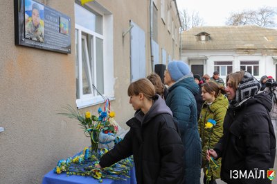 На Одещині відкрили меморіальну дошку на честь загиблого військового Романа Сергєєва На Одещині відкрили меморіальну дошку на честь загиблого військового Романа Сергєєва
