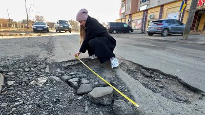"Обережно, вибоїни!": у Луцьку водії скаржаться на стан доріг. Де стартував аварійний ремонт "Обережно, вибоїни!": у Луцьку водії скаржаться на стан доріг. Де стартував аварійний ремонт