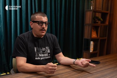 Капітан Збройних сил України, експерт директорату політик закупівель Міноборони Роман Сініцин під час інтервʼю Суспільному, Київ, 29 липня 2026 року Капітан Збройних сил України, експерт директорату політик закупівель Міноборони Роман Сініцин під час інтервʼю Суспільному, Київ, 29 липня 2026 року