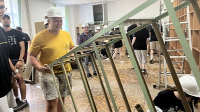 Молодь допомагає відновити бібліотеку після обстрілів РФ у Рогані на Харківщині Молодь допомагає відновити бібліотеку після обстрілів РФ у Рогані на Харківщині