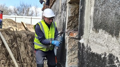 Бригадир ветеранської бригади Володимир Тимошенко під час будівництва укриття