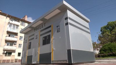 Що кажуть люди про новий платний туалет за понад три мільйони гривень у Рівному Що кажуть люди про новий платний туалет за понад три мільйони гривень у Рівному