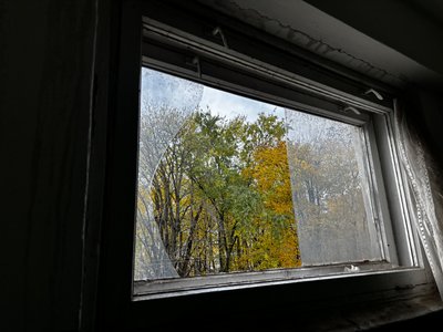Атака РФ, обстріли, Бурштин, пошкодження, розбите вікно Атака РФ, обстріли, Бурштин, пошкодження, розбите вікно