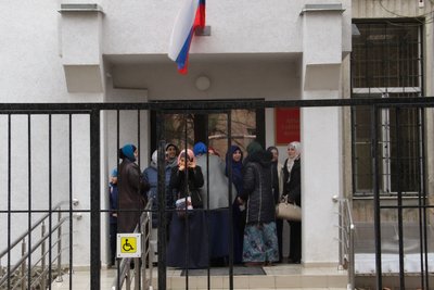 дружини арештованих кримських татар чекають на початок суду у Сімферополі дружини арештованих кримських татар чекають на початок суду у Сімферополі