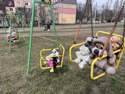 "Страшно, коли ти ховаєш своїх дітей": рік після ракетного удару по дитмайданчику у Кривому Розі "Страшно, коли ти ховаєш своїх дітей": рік після ракетного удару по дитмайданчику у Кривому Розі