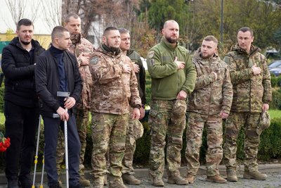 В Ужгороді попрощалися із загиблим захисником, поліцейським Юрієм Василиженком В Ужгороді попрощалися із загиблим захисником, поліцейським Юрієм Василиженком