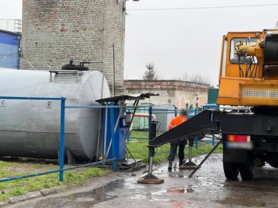 Поліція демонтувала цистерну й вилучила дві тонни дизпалива на нелегальній АЗС у Рівному Поліція демонтувала цистерну й вилучила дві тонни дизпалива на нелегальній АЗС у Рівному