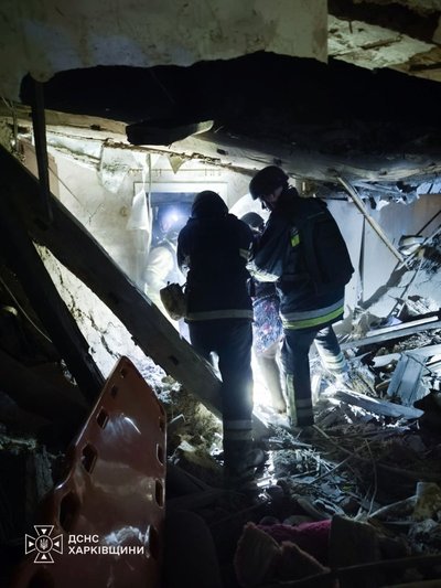 На Харківщині реактивний дрон влучив у будинок, з-під завалів врятували жінку На Харківщині реактивний дрон влучив у будинок, з-під завалів врятували жінку