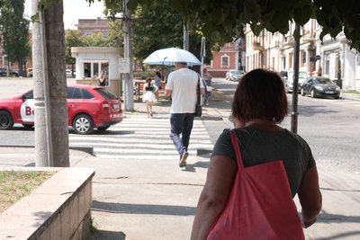 Перехожий у Чернівцях йде з парасолею під час спеки Перехожий у Чернівцях йде з парасолею під час спеки