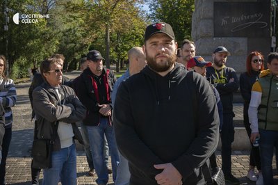 Не випускають за кордон: одеські моряки зібралися під пам'ятником Шевченку, щоб звернутися до Міноборони Не випускають за кордон: одеські моряки зібралися під пам'ятником Шевченку, щоб звернутися до Міноборони