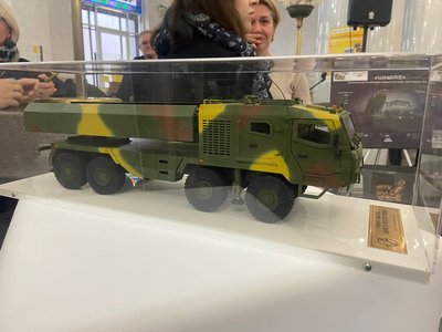 "Зброя Перемоги". Укрпошта випустила нову марку до Дня ЗСУ "Зброя Перемоги". Укрпошта випустила нову марку до Дня ЗСУ