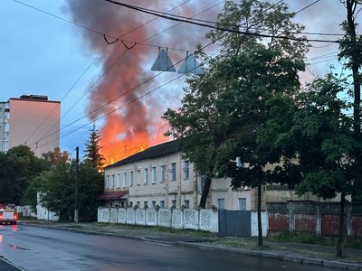 У Чернігові горить будівля хлібзаводу на вулиці Любецькій У Чернігові горить будівля хлібзаводу на вулиці Любецькій