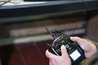 Пульт керування для дрону у руках військового Пульт керування для дрону у руках військового