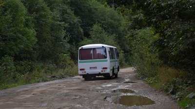 Автобус, дорога до села Бистриця, Івано-Франківщина Автобус, дорога до села Бистриця, Івано-Франківщина