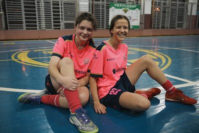 Дівчата на тренуванні жіночої команди з футболу в Харкові Дівчата на тренуванні жіночої команди з футболу в Харкові