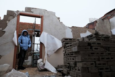 У Кулиничах на Харківщині відновлюють будинок, пошкоджений артобстрілом