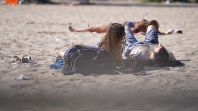 "Літо, хочеться бути біля водички". Чому дніпряни, попри заборону, наважуються відвідувати міські пляжі "Літо, хочеться бути біля водички". Чому дніпряни, попри заборону, наважуються відвідувати міські пляжі