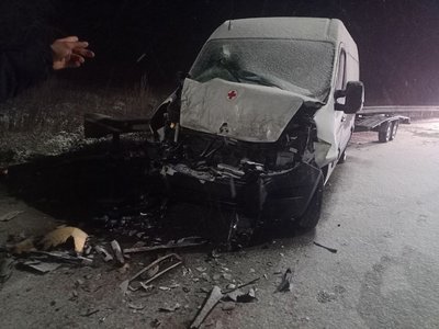На трасі Київ-Чоп на Житомирщині вантажний бус в'їхав в пасажирський автобус На трасі Київ-Чоп на Житомирщині вантажний бус в'їхав в пасажирський автобус