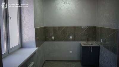 Приміщення, яке облаштовують для переселенців у селі Вікно на Буковині Приміщення, яке облаштовують для переселенців у селі Вікно на Буковині