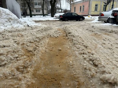 Ожеледиця у Житомирі: комунальники цілодобово прибирають дороги й тротуари Ожеледиця у Житомирі: комунальники цілодобово прибирають дороги й тротуари