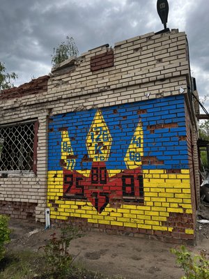 Мурал з номерами бригад, які захищали територію Долина — Краснопілля — Богородичне від російської окупації Мурал з номерами бригад, які захищали територію Долина — Краснопілля — Богородичне від російської окупації