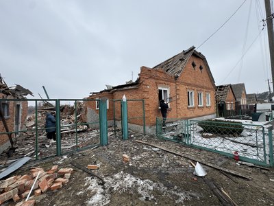 “Ми всі залишились бомжами”. Російська армія вдарила безпілотником по будинках у Стецьківці на Сумщині “Ми всі залишились бомжами”. Російська армія вдарила безпілотником по будинках у Стецьківці на Сумщині