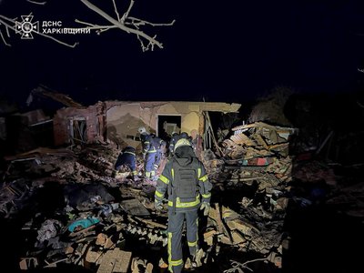 Жінка з дитиною загинули у Богодухові на Харківщині через удар БпЛА, рятувальники на місці влучання Жінка з дитиною загинули у Богодухові на Харківщині через удар БпЛА, рятувальники на місці влучання
