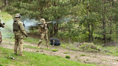 "Замість нігтиків — автомати": як подруги з Харкова разом пішли на війну "Замість нігтиків — автомати": як подруги з Харкова разом пішли на війну