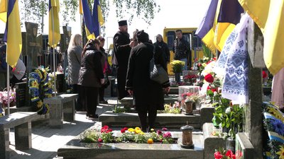 У провідну неділю на кладовищі Нове у Рівному вшанували полеглих захисників