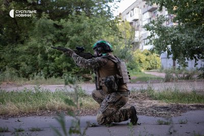 Боєць "Омеги" слідкує за ситуацією у небі на Родинським, поки його побратими готуються до виїзду з позиції Боєць "Омеги" слідкує за ситуацією у небі на Родинським, поки його побратими готуються до виїзду з позиції