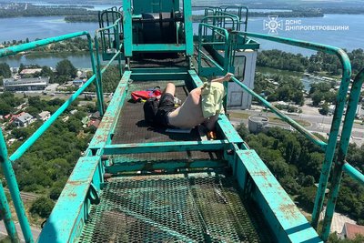 Загинула дитина, поранені через удари БпЛА, вигорілі авто на парковці. Головні новини Дніпра та області 2 липня