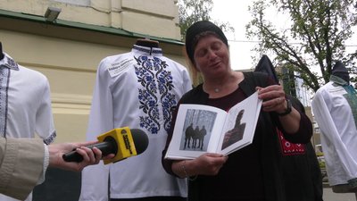 Мати загиблого військового Наталія Козік показує фото сина Альберта Шнайдера Мати загиблого військового Наталія Козік показує фото сина Альберта Шнайдера