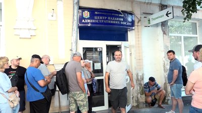 Великі черги біля ЦНАПу, ТЦК та поліклінік: як військовозобов'язані в Житомирі оновлюють дані Великі черги біля ЦНАПу, ТЦК та поліклінік: як військовозобов'язані в Житомирі оновлюють дані