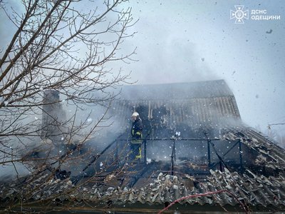 На Одещині згорів приватний будинок із гаражем та автомобілем На Одещині згорів приватний будинок із гаражем та автомобілем