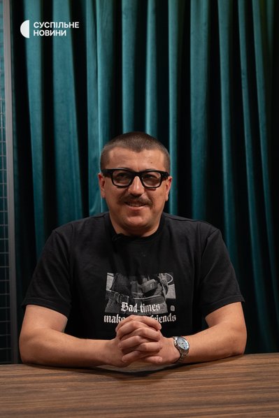 Капітан Збройних сил України, експерт директорату політик закупівель Міноборони Роман Сініцин під час інтервʼю Суспільному, Київ, 29 липня 2026 року Капітан Збройних сил України, експерт директорату політик закупівель Міноборони Роман Сініцин під час інтервʼю Суспільному, Київ, 29 липня 2026 року