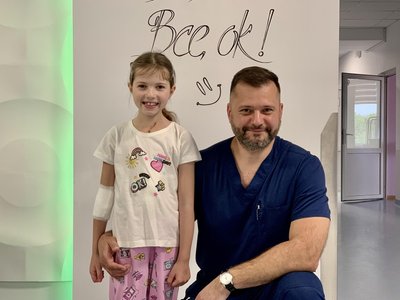 Пацієнтка Діана та хірург дитячої лікарні святого Миколая Дмитро Грицак Пацієнтка Діана та хірург дитячої лікарні святого Миколая Дмитро Грицак