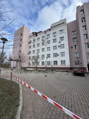 “Пощастило, що шахед влучив в козирок”. Що розповіли очевидці удару по обласній лікарні у Сумах “Пощастило, що шахед влучив в козирок”. Що розповіли очевидці удару по обласній лікарні у Сумах