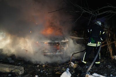 Рятувальник гасить пожежу на місці російського удару по Шевченківському району Харкова, 23 листопада 2025 року Рятувальник гасить пожежу на місці російського удару по Шевченківському району Харкова, 23 листопада 2025 року