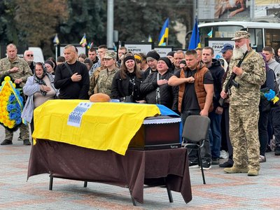 З військовими Євгеном Гайдученком та Олександром Чепелем попрощались у Рівному З військовими Євгеном Гайдученком та Олександром Чепелем попрощались у Рівному