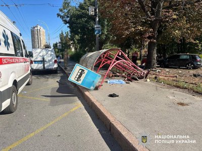 Авто в'їхало в зупинку з людьми: водію смертельної ДТП повідомлено про підозру Авто в'їхало в зупинку з людьми: водію смертельної ДТП повідомлено про підозру